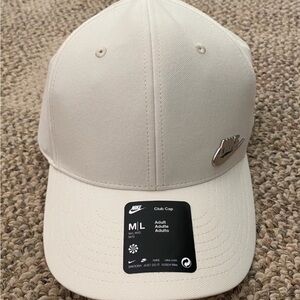 Nike Dri-FIT Club Structured Metal Logo Cap Unisex